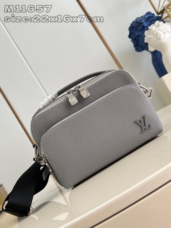 LV  M11657