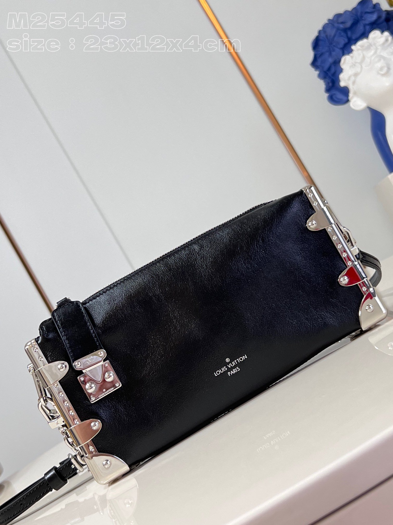 LV M25445 - Image 3