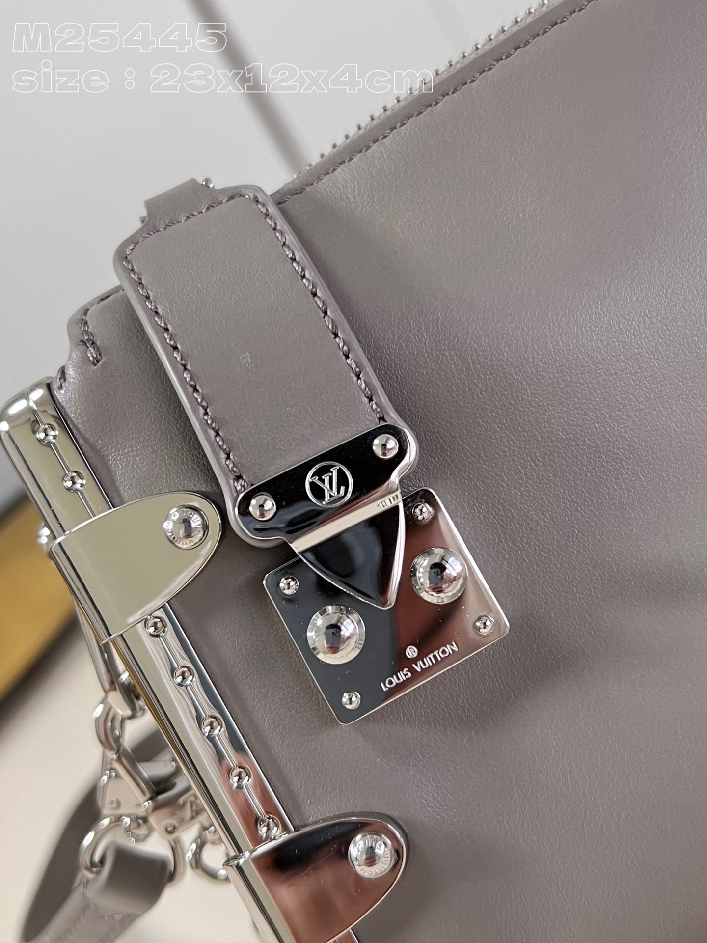 LV M25445 - Image 4