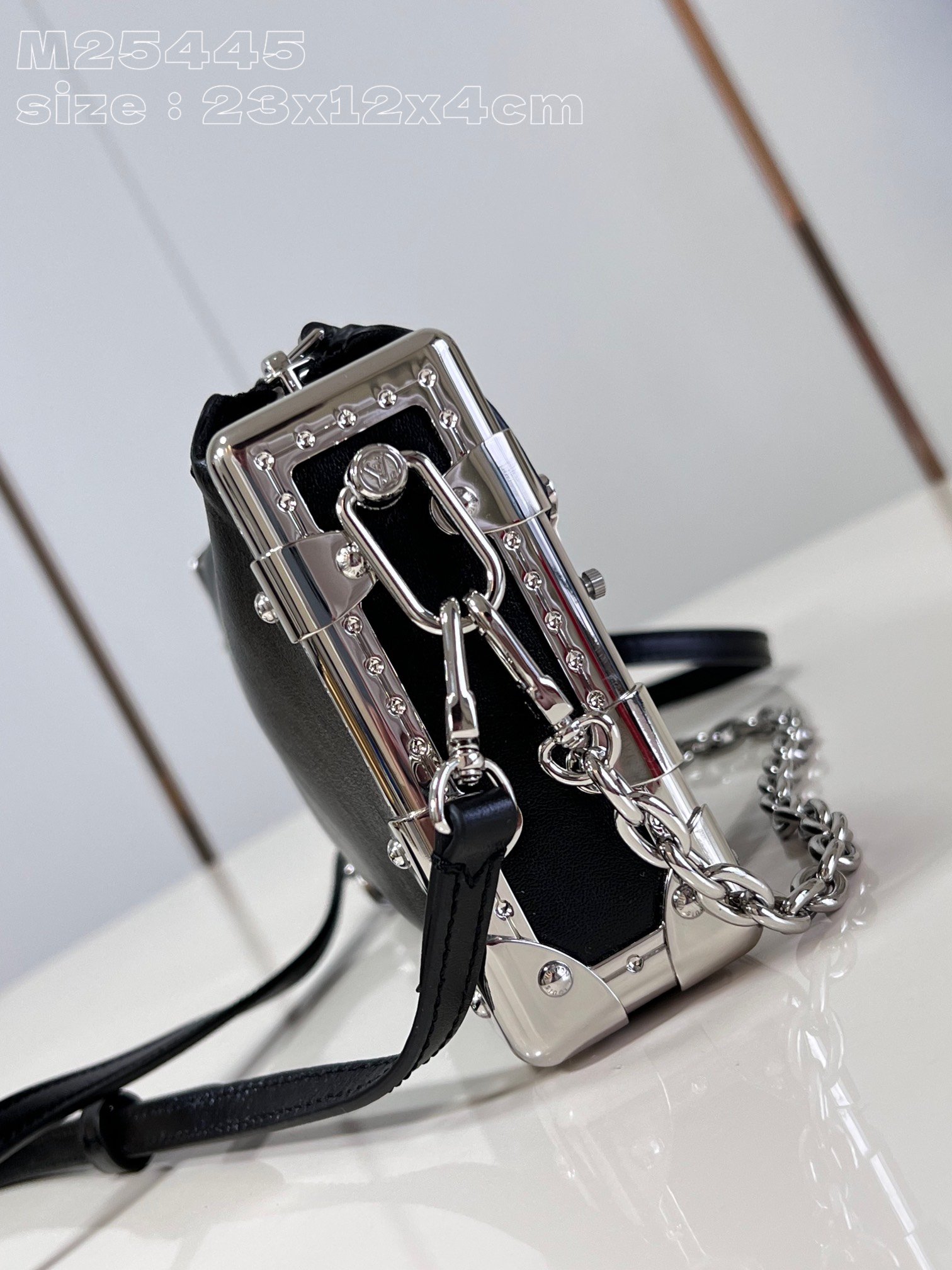 LV M25445 - Image 5