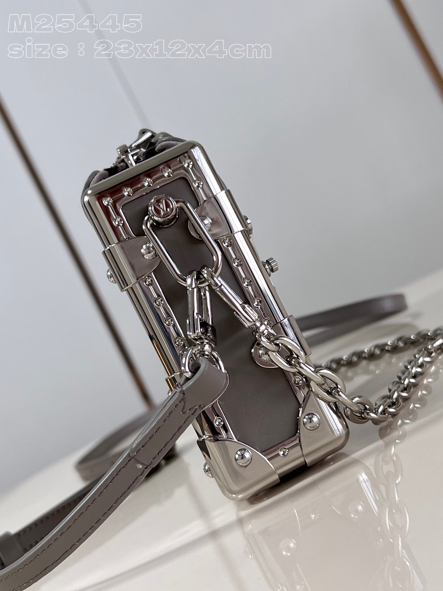LV M25445 - Image 5