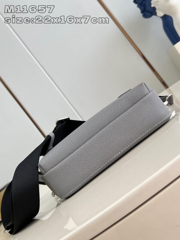 LV  M11657 - Image 6