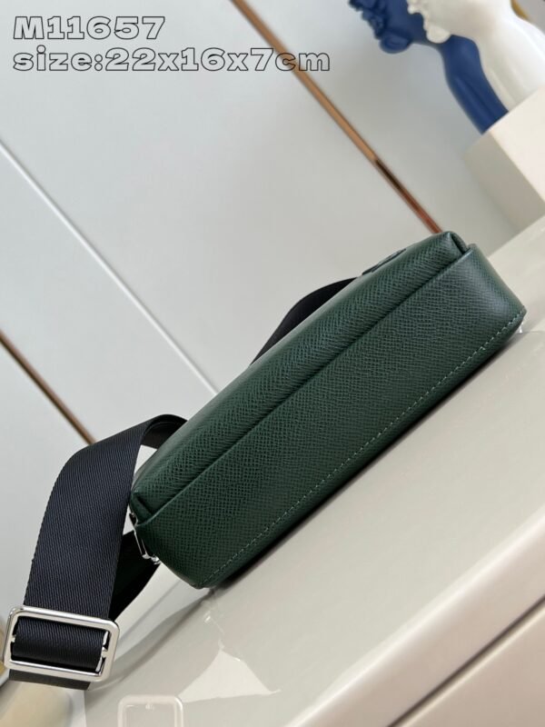 LV  M11657 - Image 6