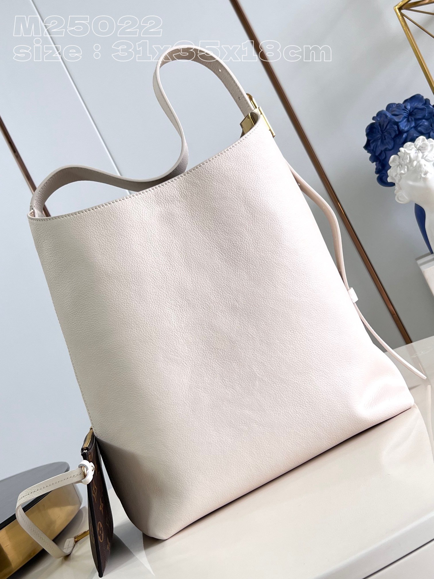 LV M25022 - Image 6
