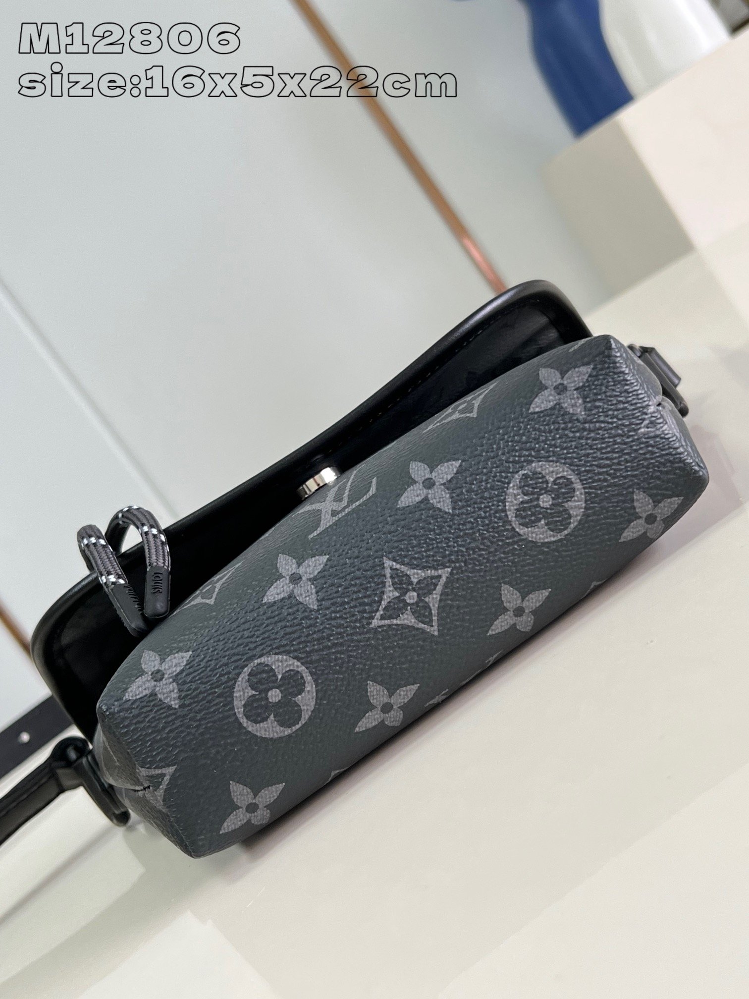LV M12606 - Image 6