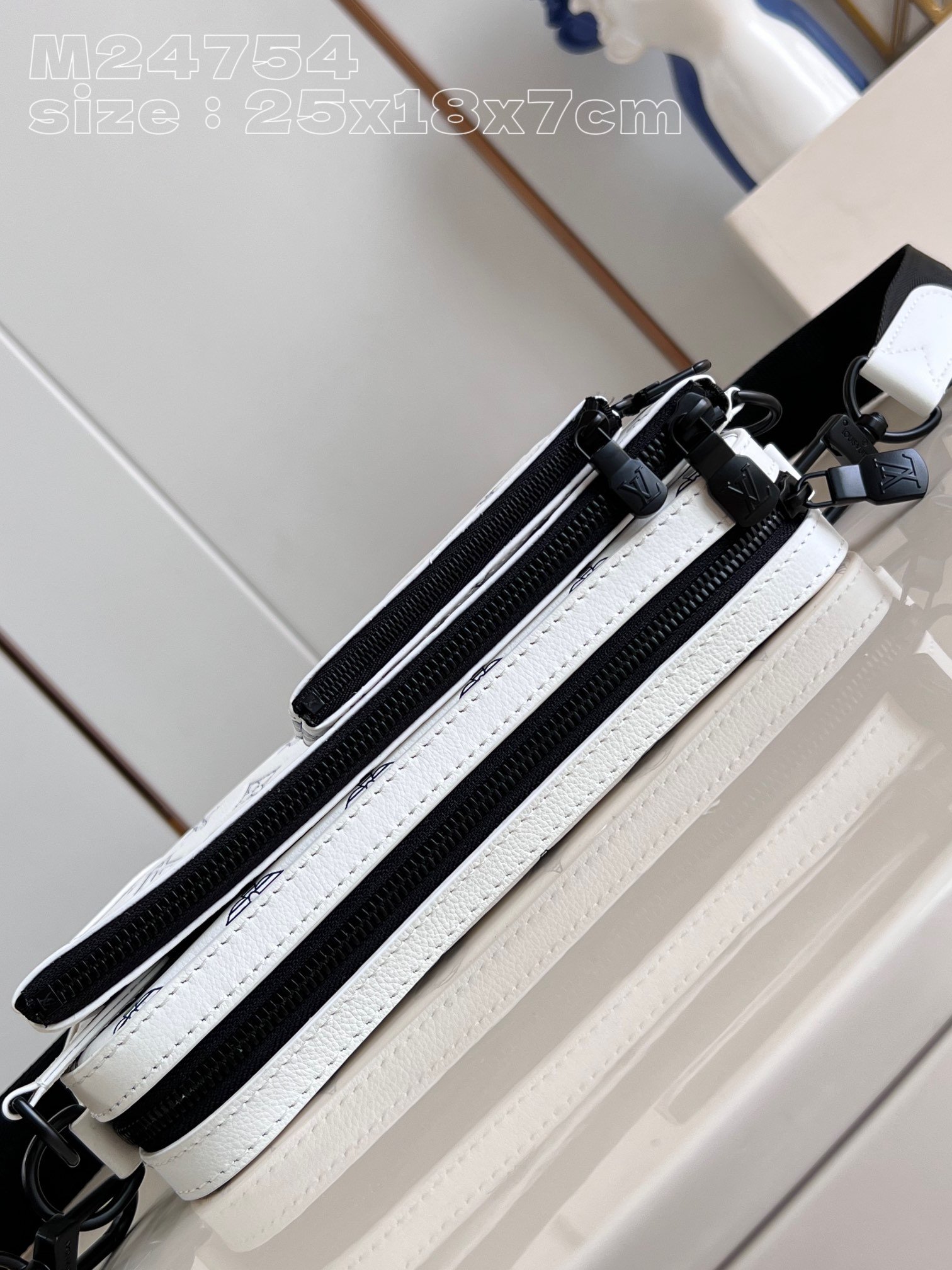 LV M24754 - Image 6