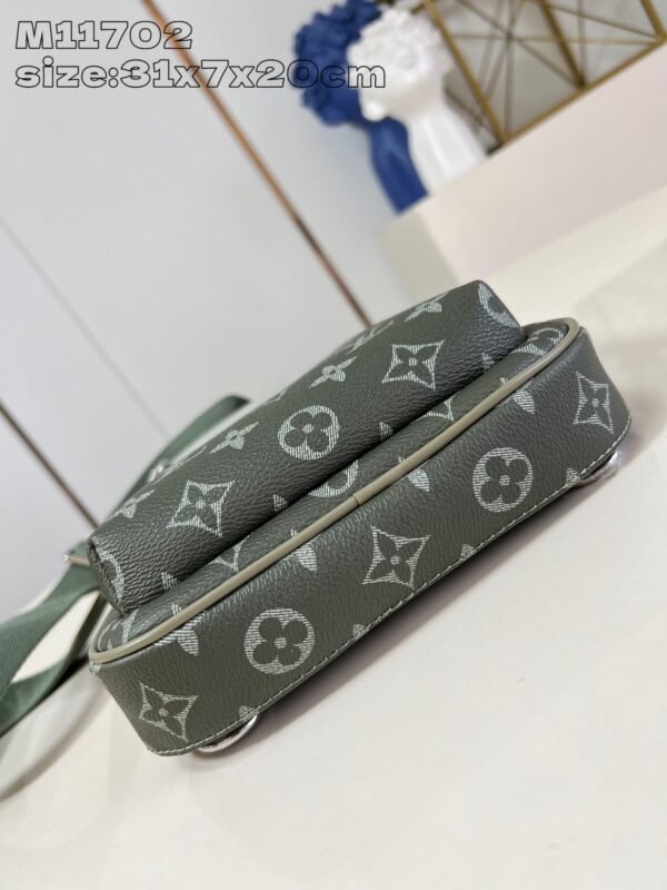 LV  M11702 - Image 4