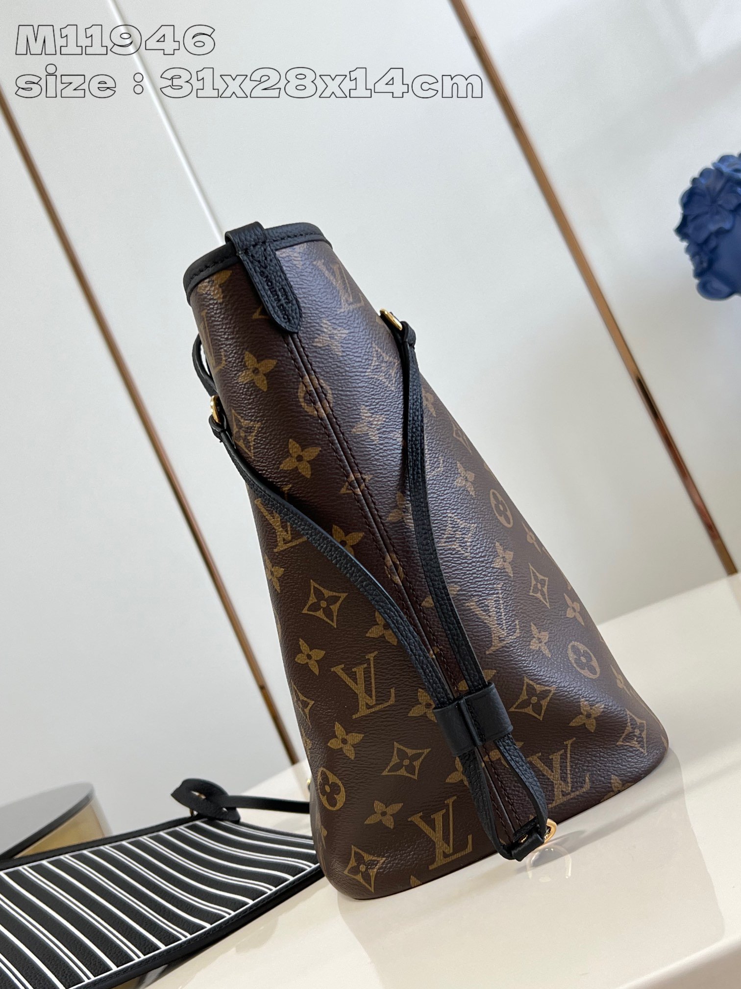 LV M11946 - Image 7