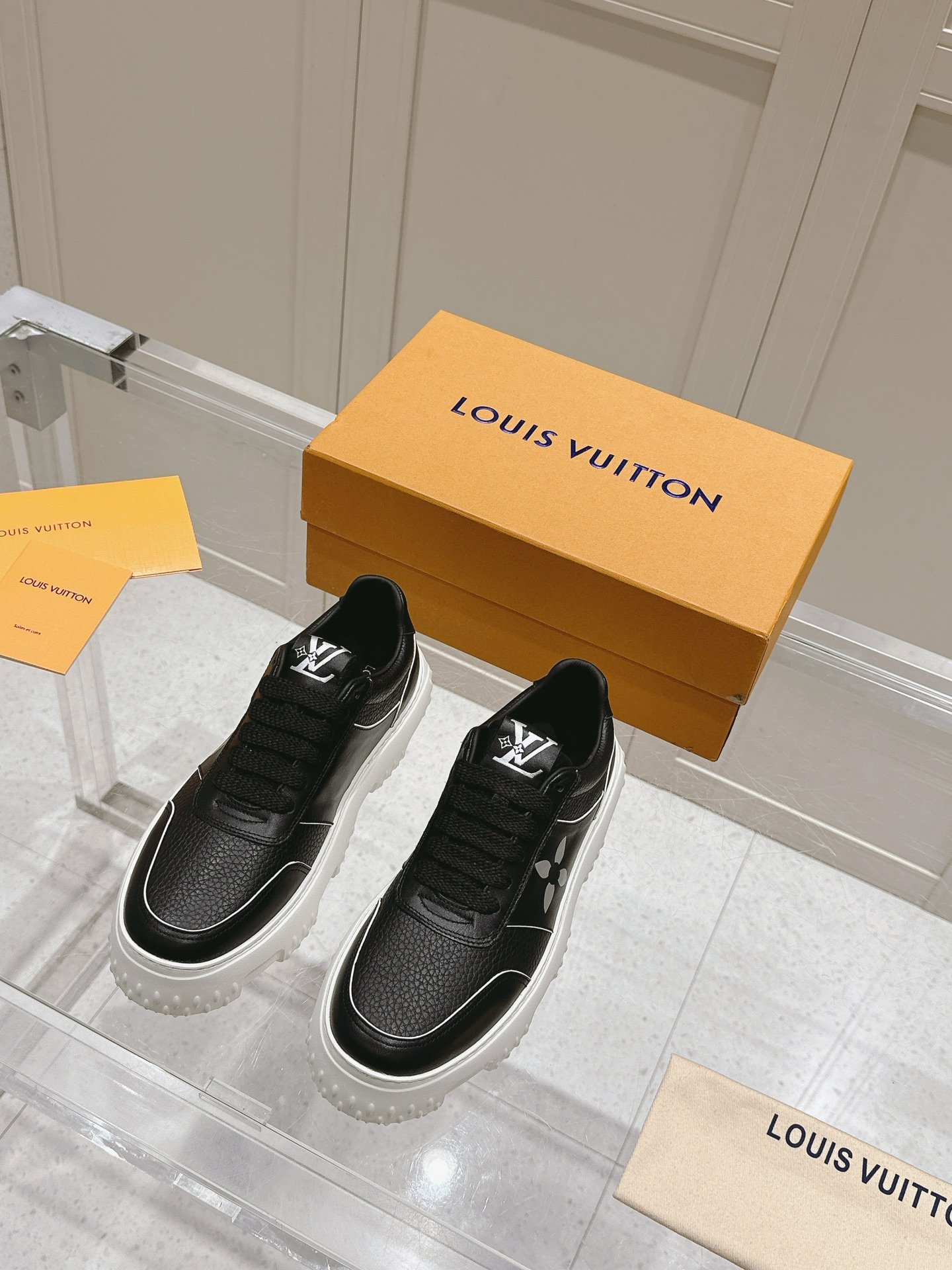 LV women - Image 3