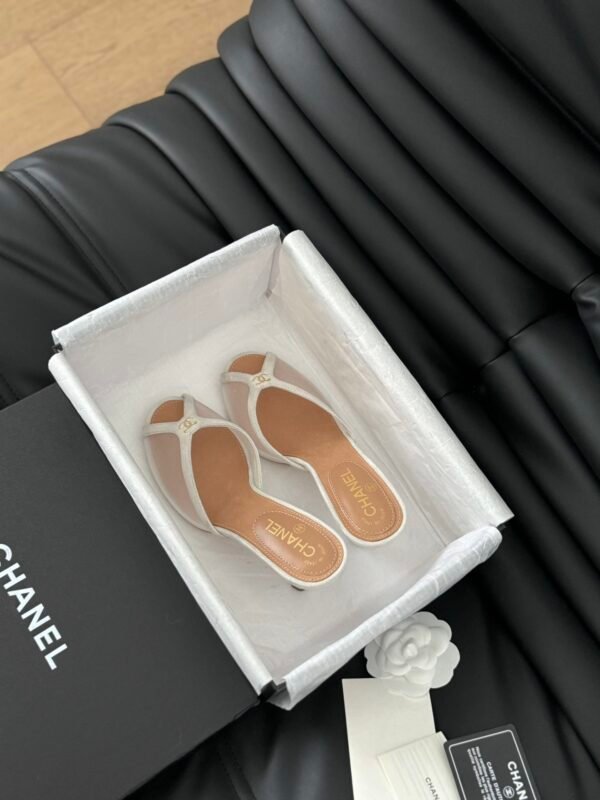 CHANEL Woman