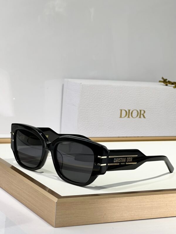 Dior - Image 2