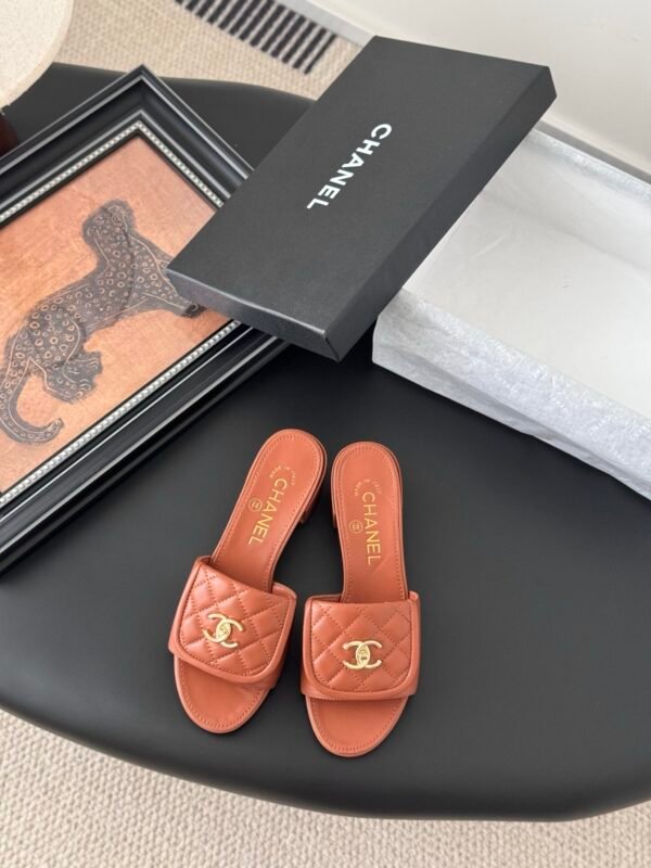 CHANEL Woman
