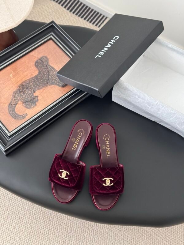 CHANEL Woman
