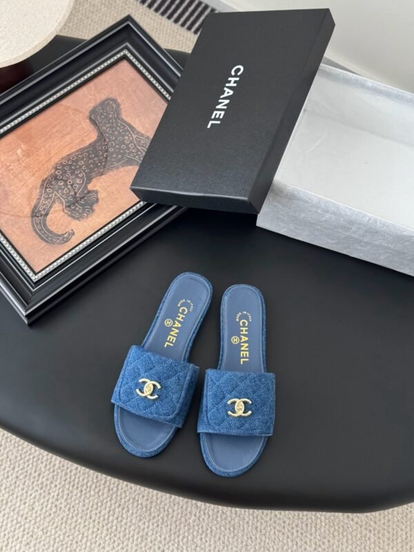 CHANEL Woman