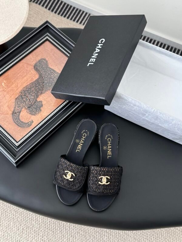 CHANEL Woman