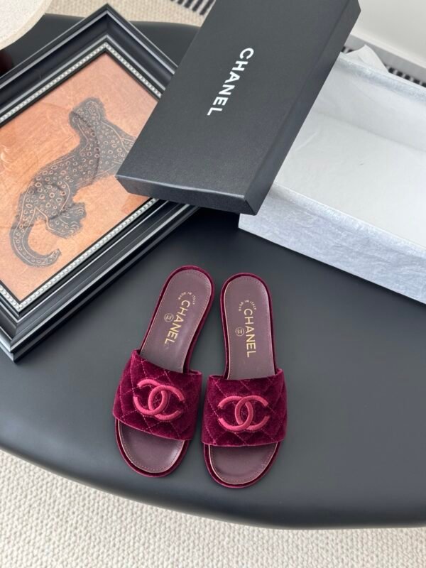 CHANEL Woman