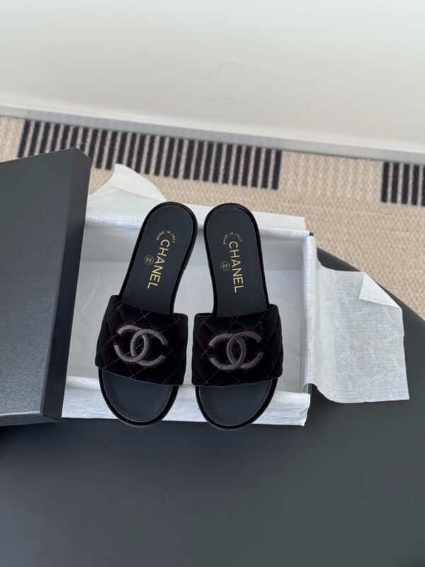 CHANEL Woman