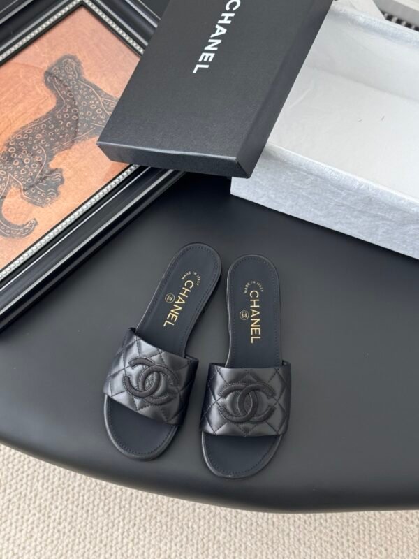 CHANEL Woman