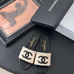 CHANEL Woman