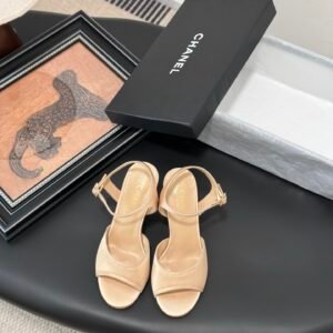CHANEL Woman
