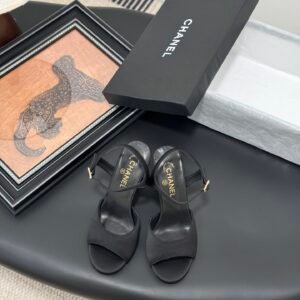 CHANEL Woman