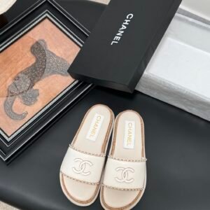 CHANEL Woman