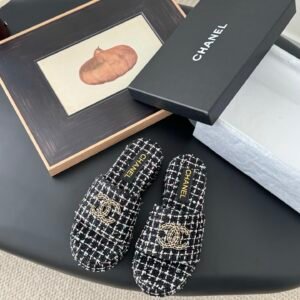 CHANEL Woman