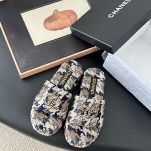 CHANEL Woman