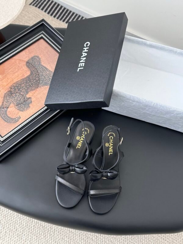 CHANEL Woman