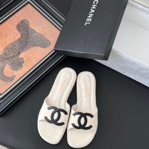CHANEL Woman