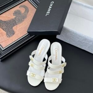 CHANEL Woman
