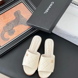 CHANEL Woman