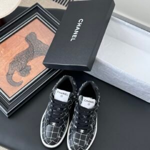 CHANEL Woman