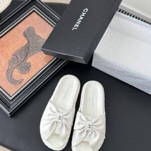 CHANEL Woman