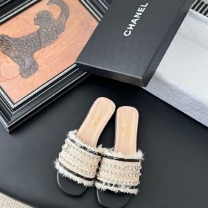 CHANEL Woman