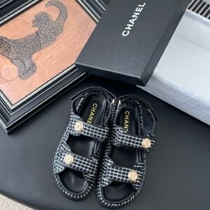 CHANEL Woman