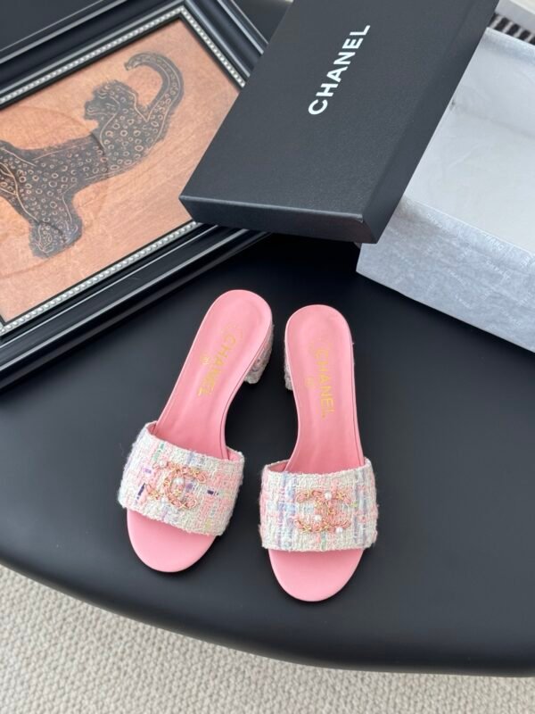 CHANEL Woman