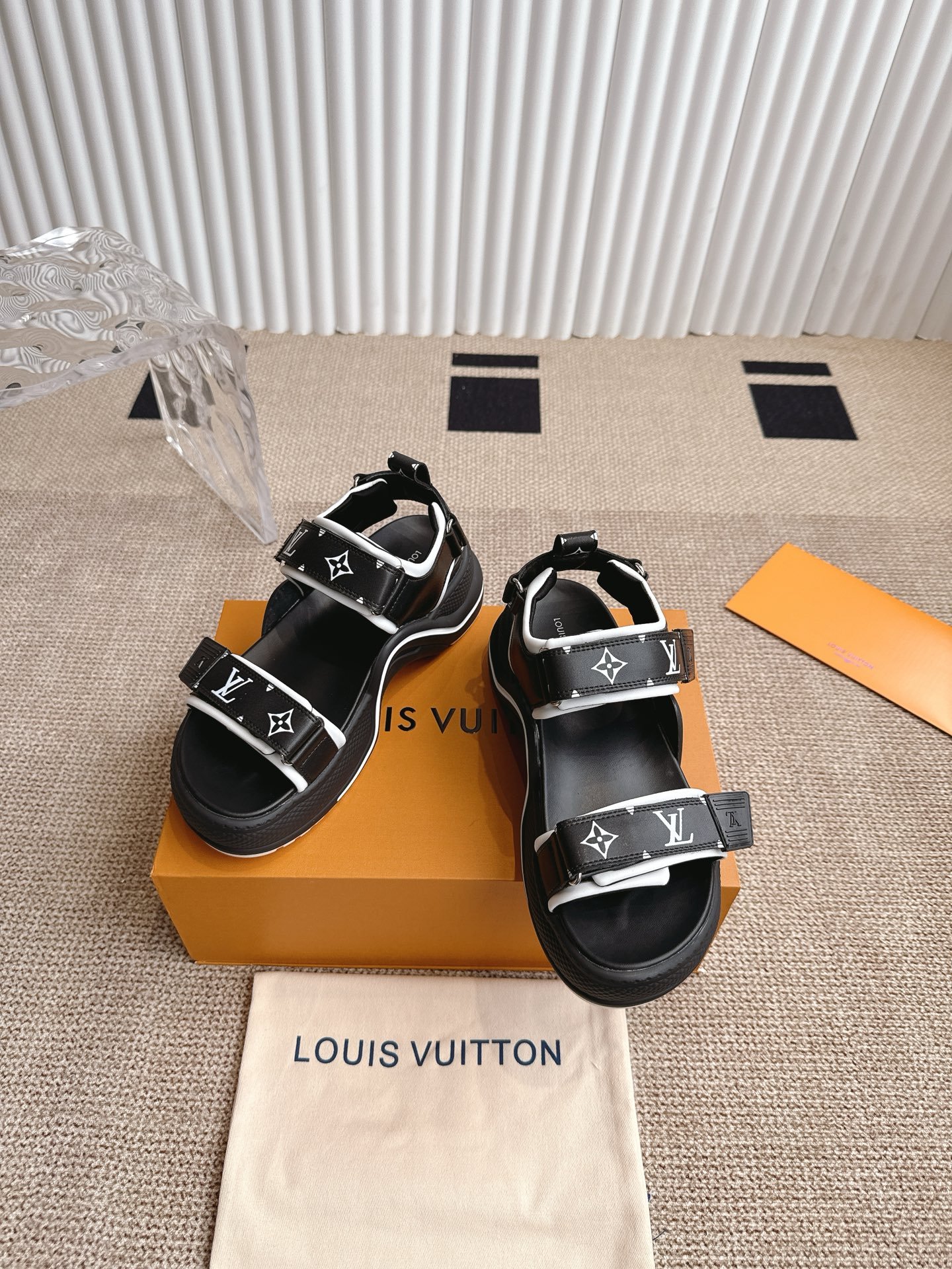 LV women - Image 4