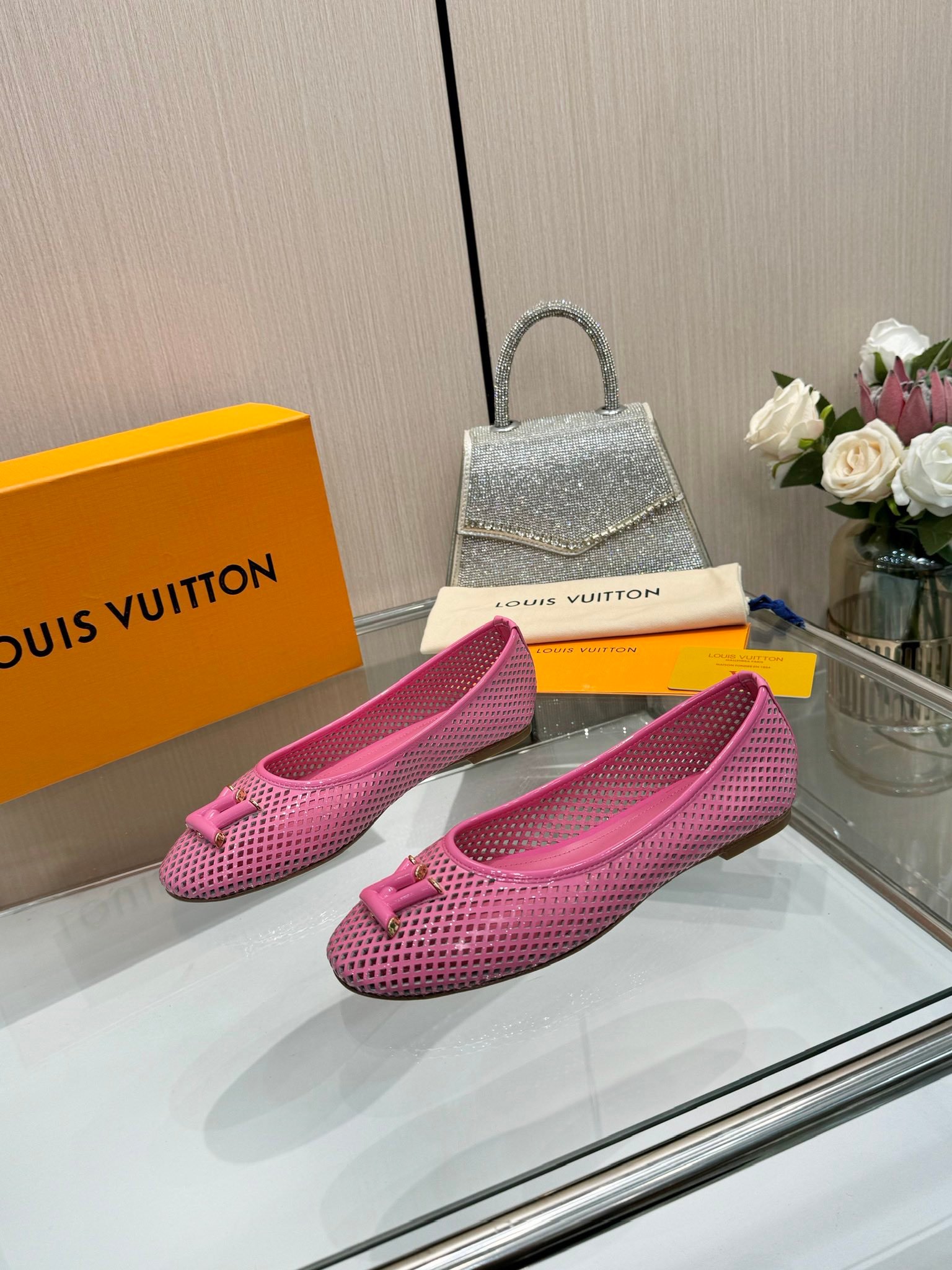LV women - Image 3
