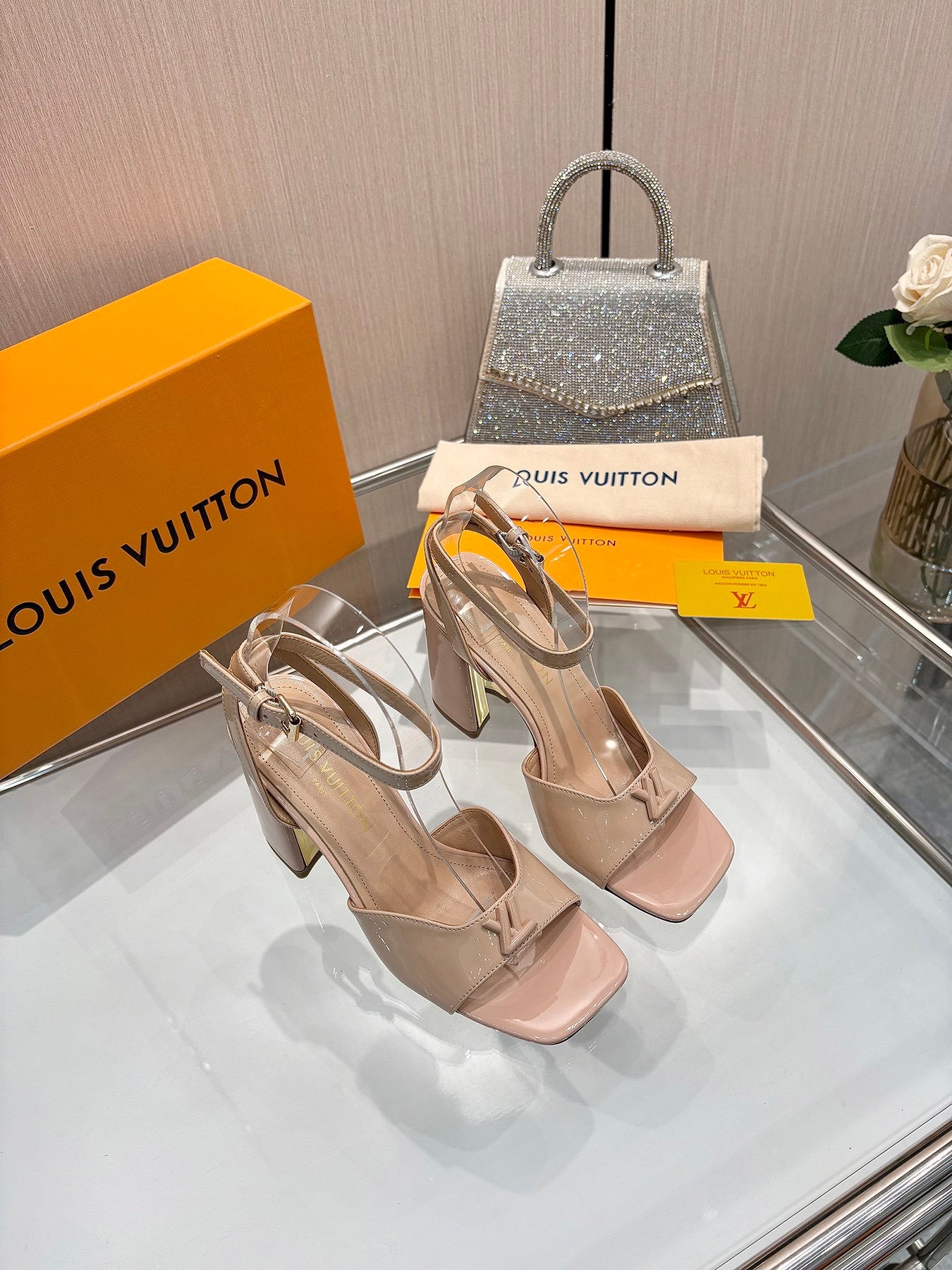 LV women - Image 3