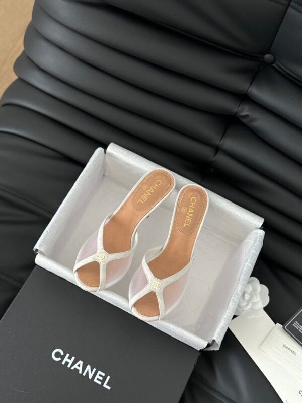 CHANEL Woman - Image 3
