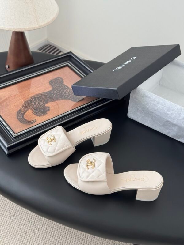 CHANEL Woman - Image 3