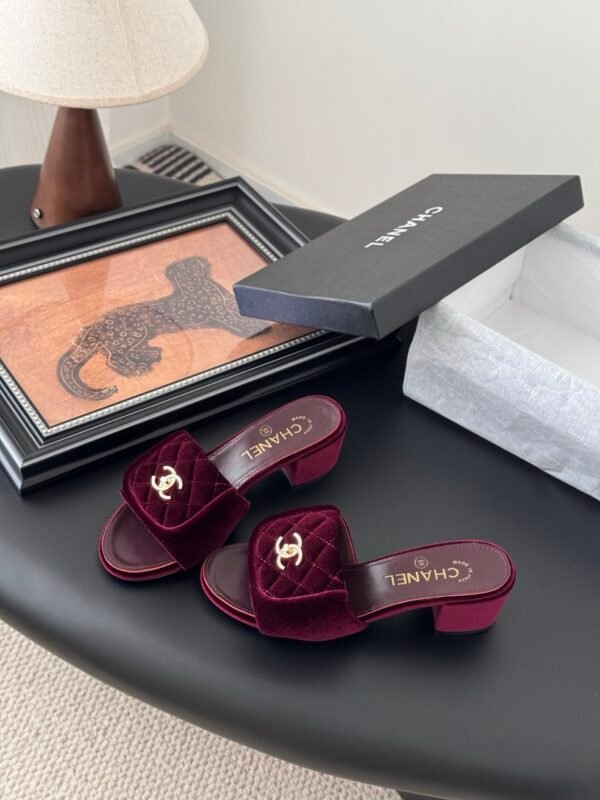 CHANEL Woman - Image 5