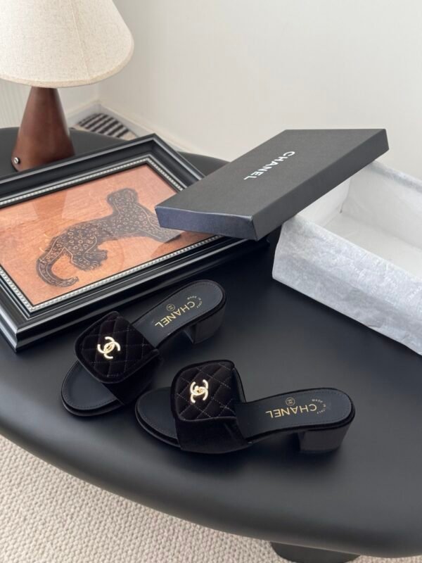 CHANEL Woman - Image 7