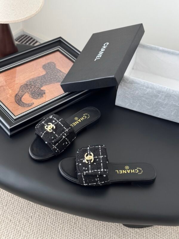 CHANEL Woman - Image 3