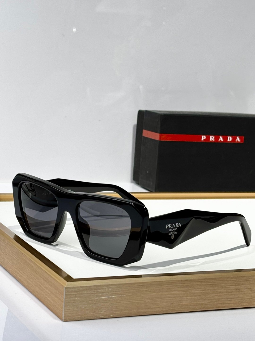 PRADA - Image 3