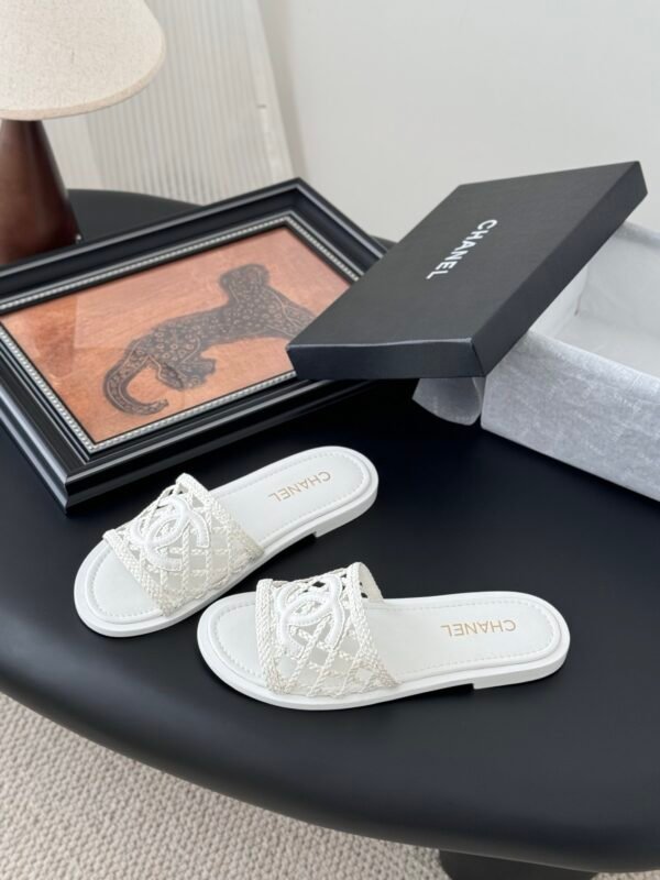 CHANEL Woman - Image 3