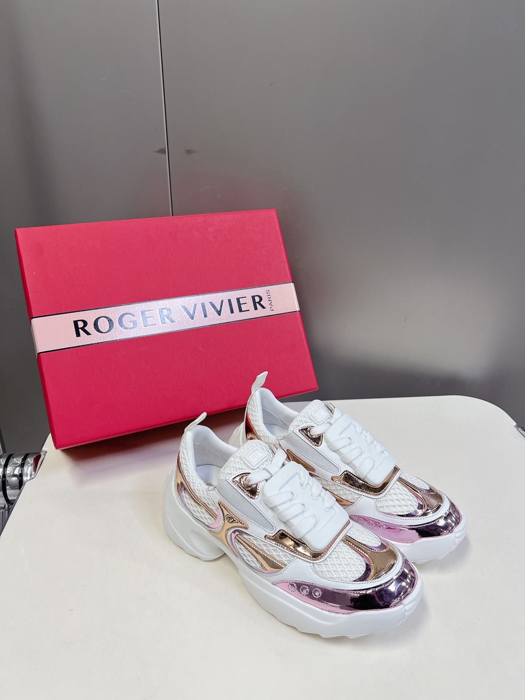 Roger Vivier - Image 3