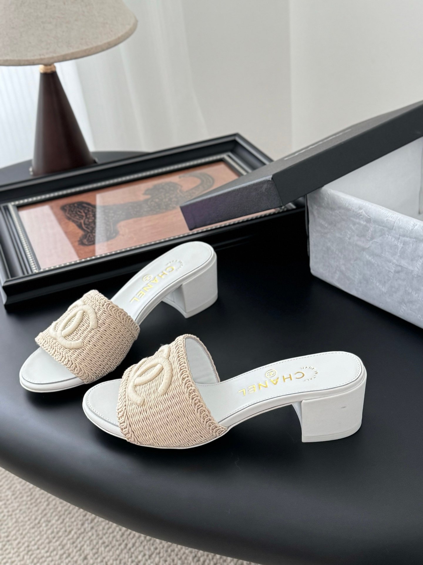 CHANEL Woman - Image 3