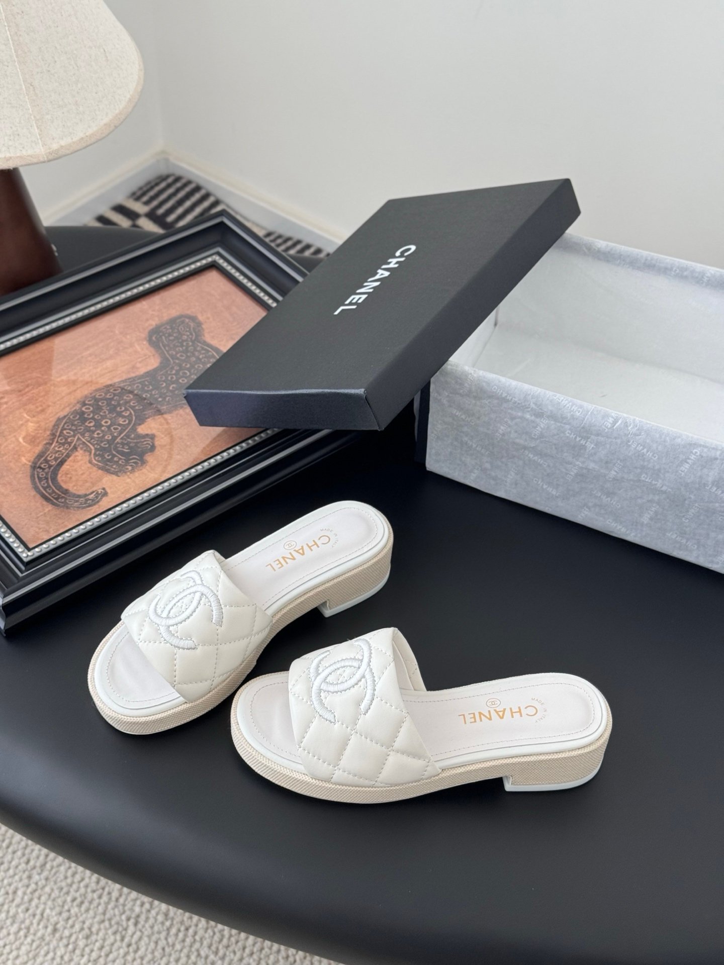 CHANEL Woman - Image 3